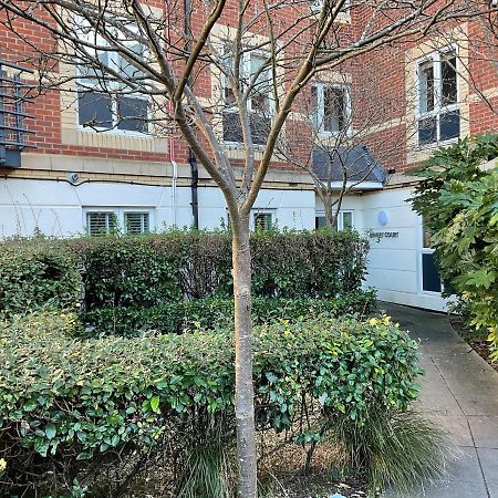 Modern 2 Bed Apt In Egham High Street, With Private Parking And Wifi Apartment Exterior photo