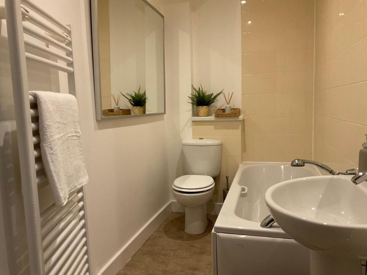 Modern 2 Bed Apt In Egham High Street, With Private Parking And Wifi Apartment Exterior photo