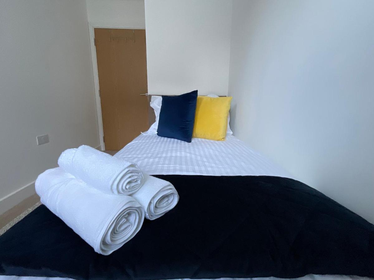 Modern 2 Bed Apt In Egham High Street, With Private Parking And Wifi Apartment Exterior photo