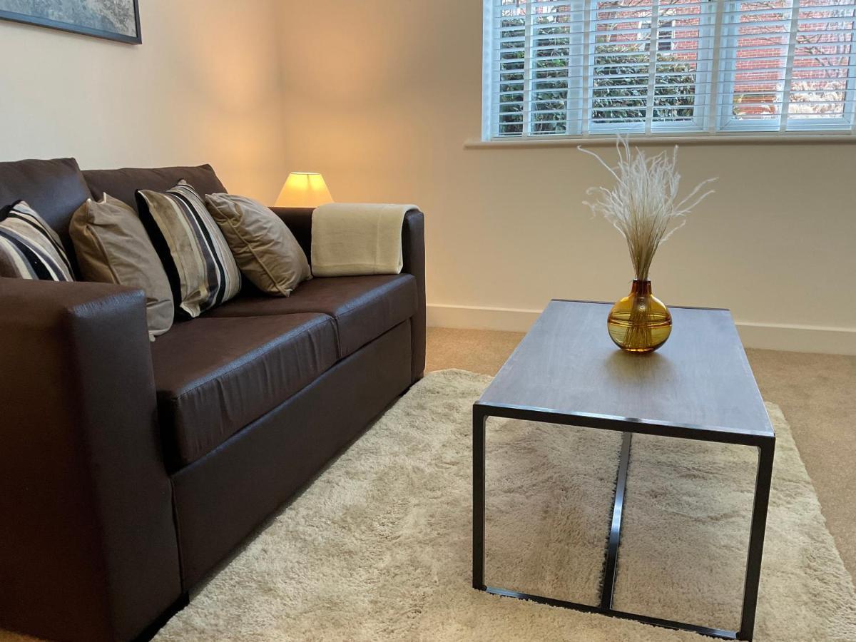 Modern 2 Bed Apt In Egham High Street, With Private Parking And Wifi Apartment Exterior photo