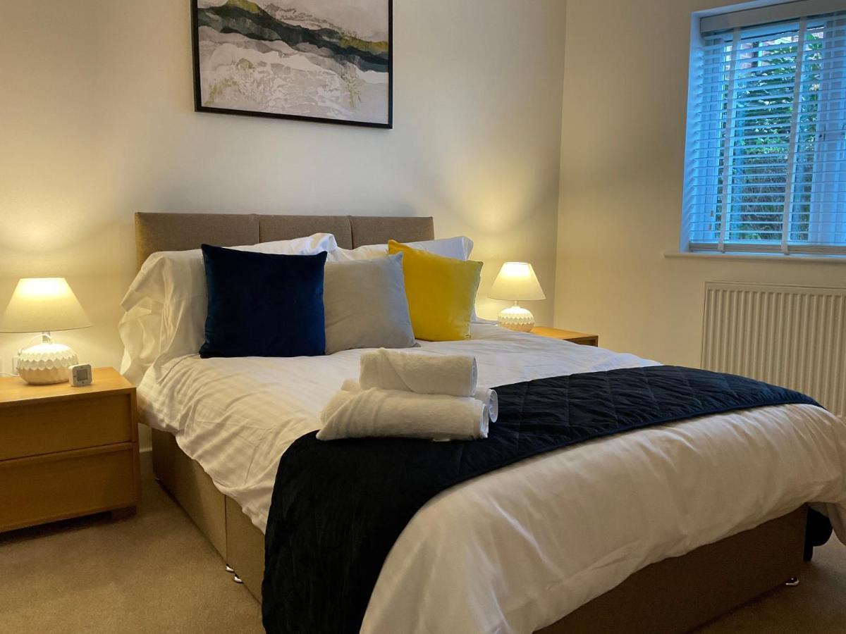 Modern 2 Bed Apt In Egham High Street, With Private Parking And Wifi Apartment Exterior photo