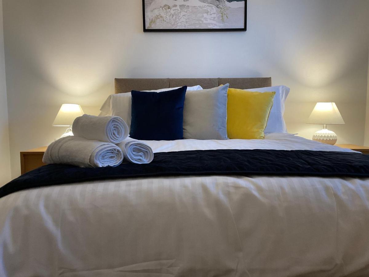 Modern 2 Bed Apt In Egham High Street, With Private Parking And Wifi Apartment Exterior photo