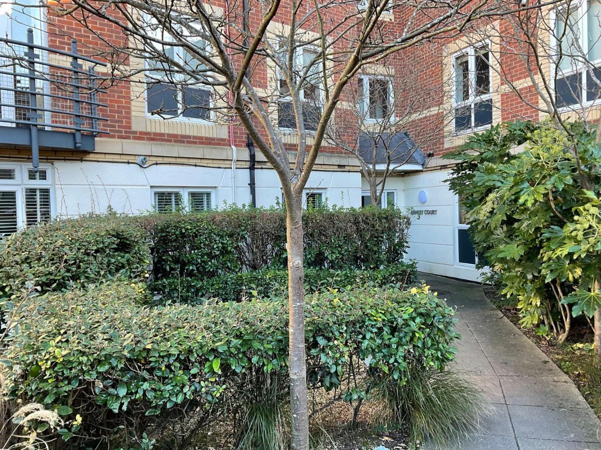 Modern 2 Bed Apt In Egham High Street, With Private Parking And Wifi Apartment Exterior photo