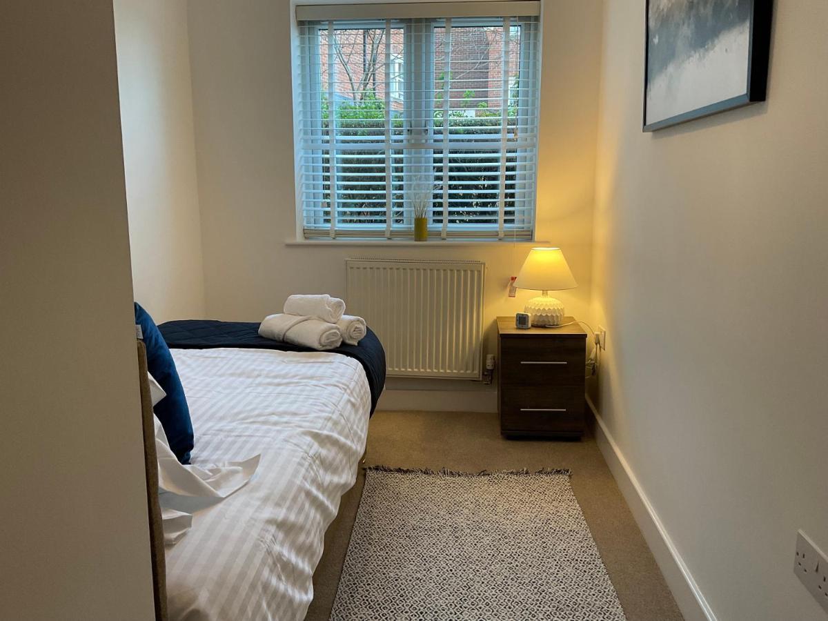 Modern 2 Bed Apt In Egham High Street, With Private Parking And Wifi Apartment Exterior photo