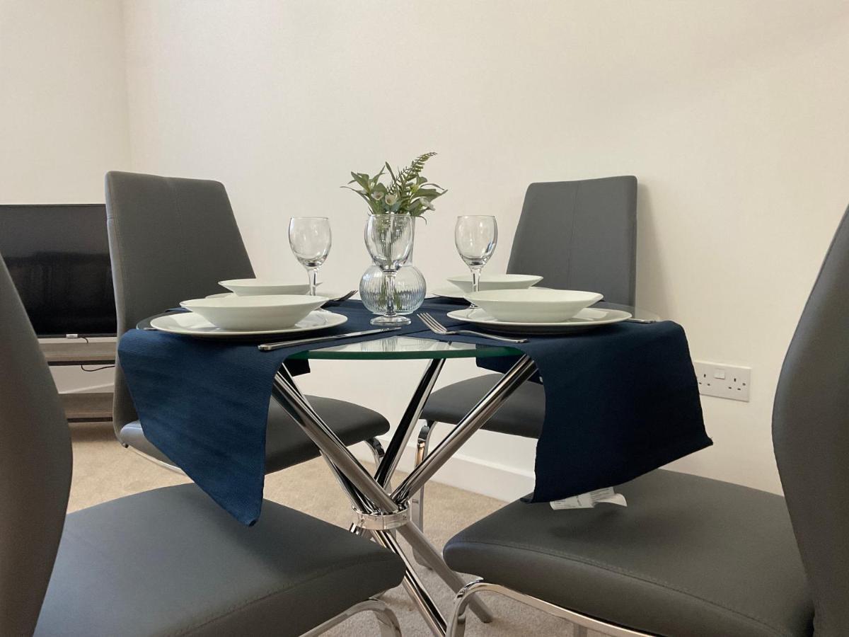 Modern 2 Bed Apt In Egham High Street, With Private Parking And Wifi Apartment Exterior photo