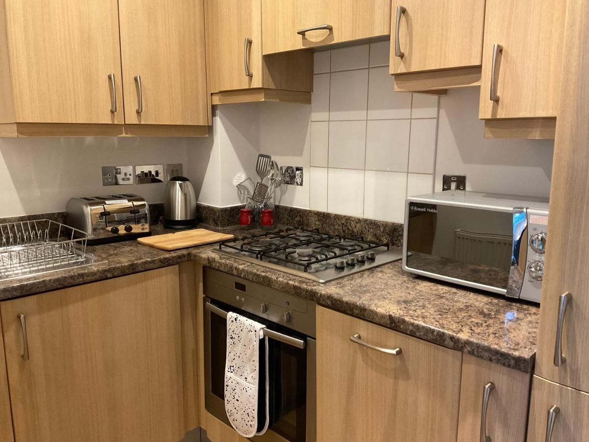 Modern 2 Bed Apt In Egham High Street, With Private Parking And Wifi Apartment Exterior photo